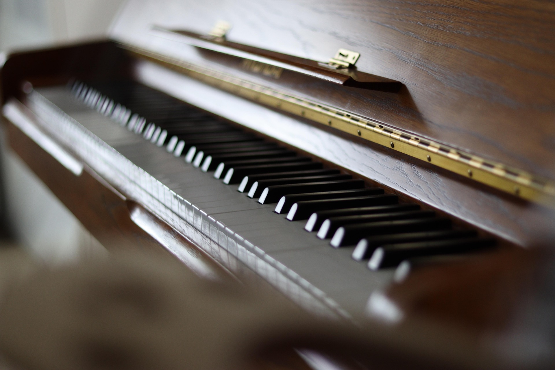 side view of an upright acoustic piano